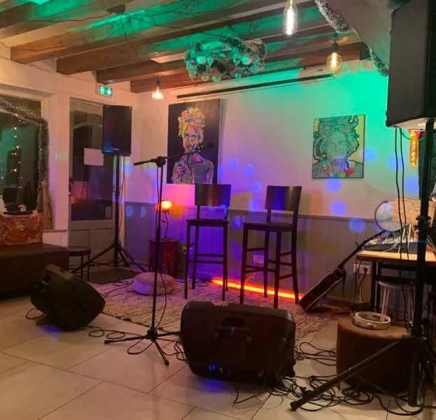 Scène pour concerts, théatre, danses, lectures du Bar Le Rustic à Chartres (28)